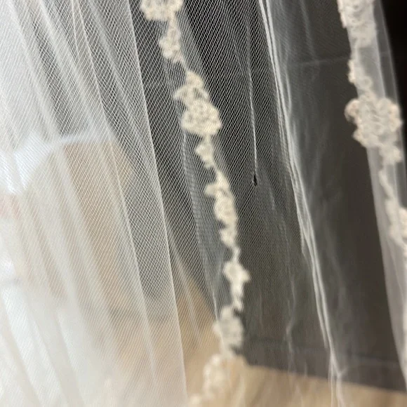 Sara Gabriel Floral Lace Chelsea Veil, pale ivory 90 inches - Picture 6 of 12